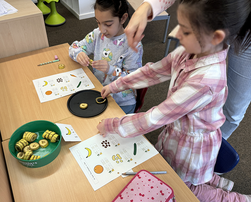 Kinder erfassen Mengen von Obststücken