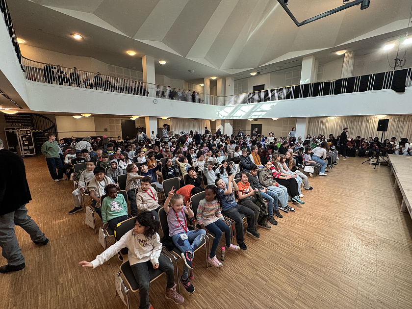 Schülerinnen und Schüler beim Philharmoniker-Konzert