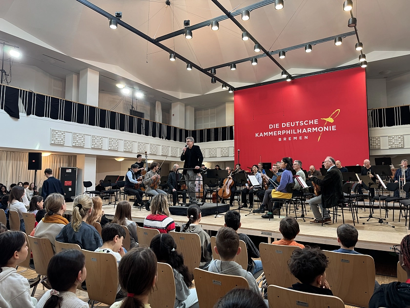 Das Publikum hört dem Orchester zu