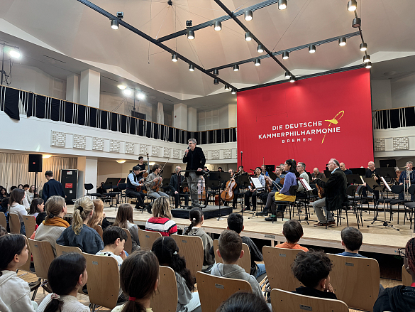 Schülerinnen und Schüler hören den Klang des Orchesters