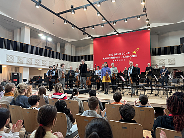 Das Orchester begrüßt das Publikum