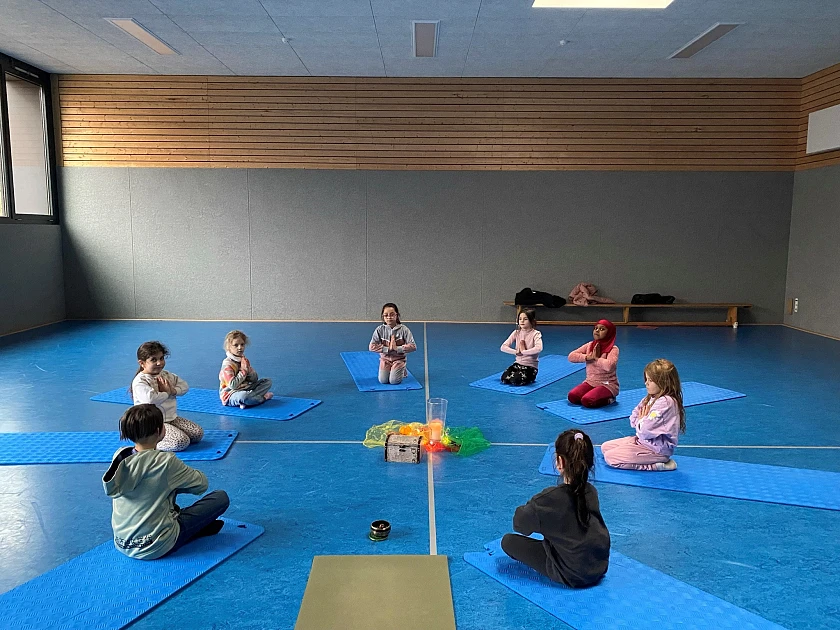 Kinder beim Yoga-Projekt