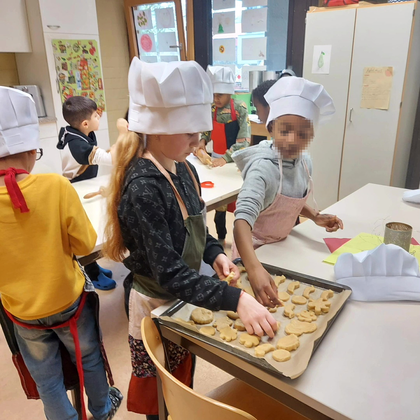 Kinder backen Plätzchen