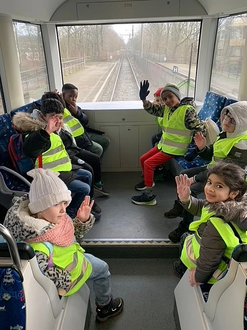 Schüler:innen fahren mit der Straßenbahn zum Kindermuseum
