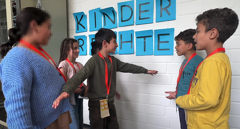Kinder spielen eine Konfliktklärung nach