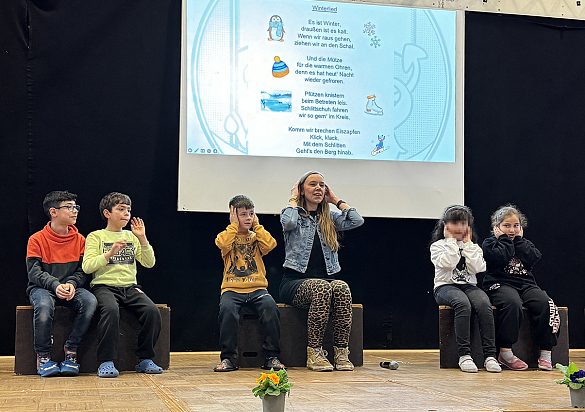 Die Schüler:innen präsentieren beim Lernfest, was sie dazugelernt haben