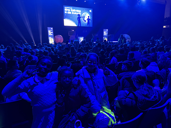 Schülerinnen vor dem Bühnenbild