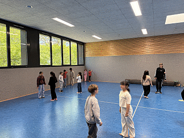 Kinder beim sozialen Training in der Turnhalle