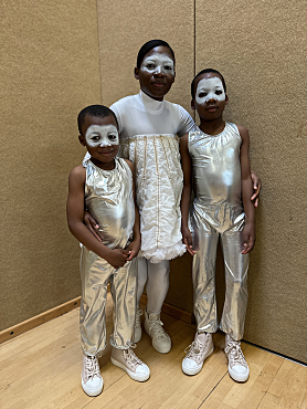 Sowohl Schüler:innen als auch Eltern zählen zu den Darstellern