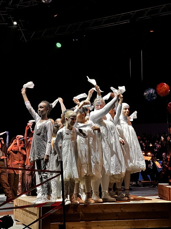 Darsteller:innen auf der Bühne