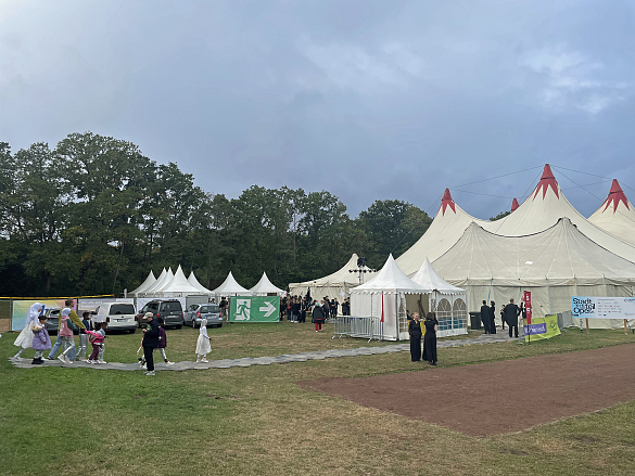 Darsteller:innen auf dem Weg ins Zelt