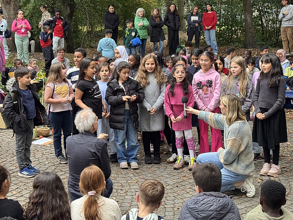 Schüler:innen des Schülerchors singen gemeinsam