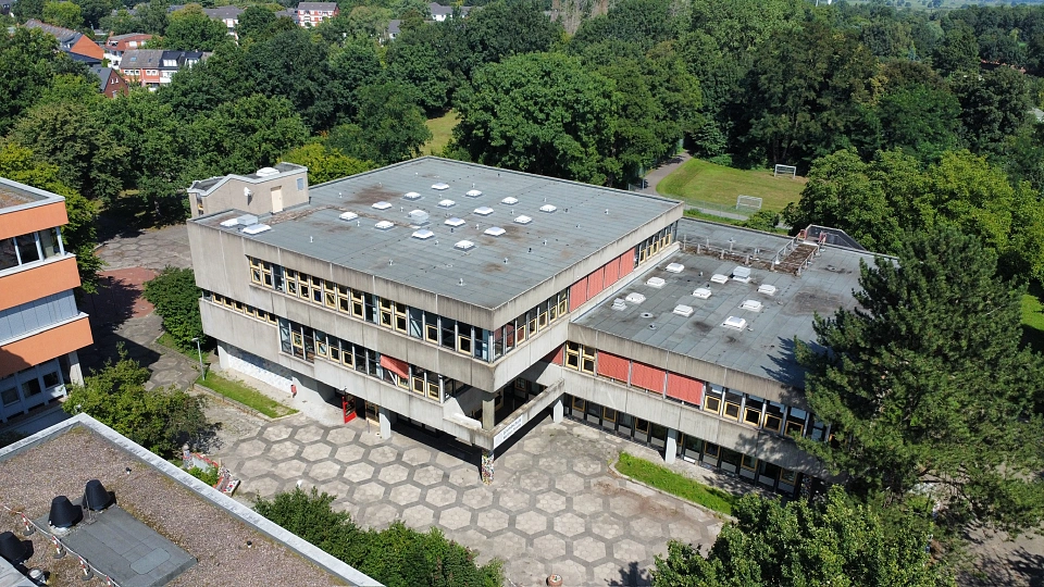Das Schulgeb&auml;ude aus der Vogelperspektive