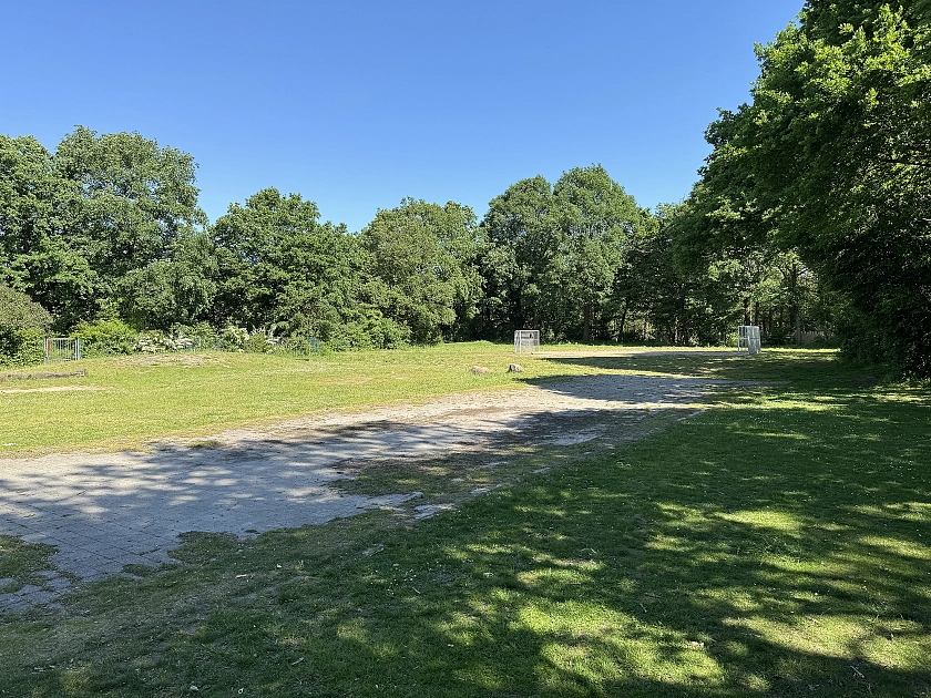 Der Fußballplatz