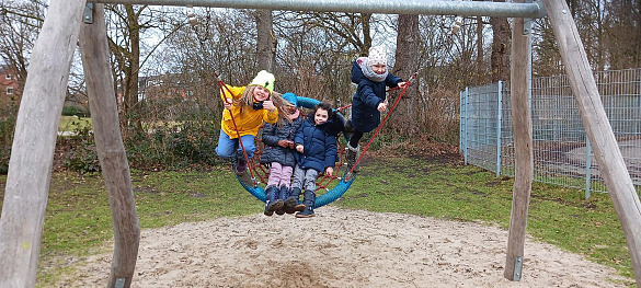 Schülerinnen auf den Schaukeln