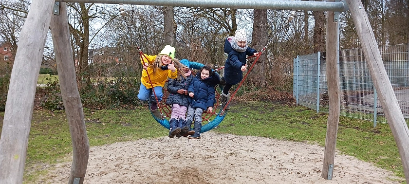 Schülerinnen auf den Schaukeln