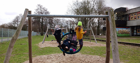 Schülerinnen auf den Schaukeln