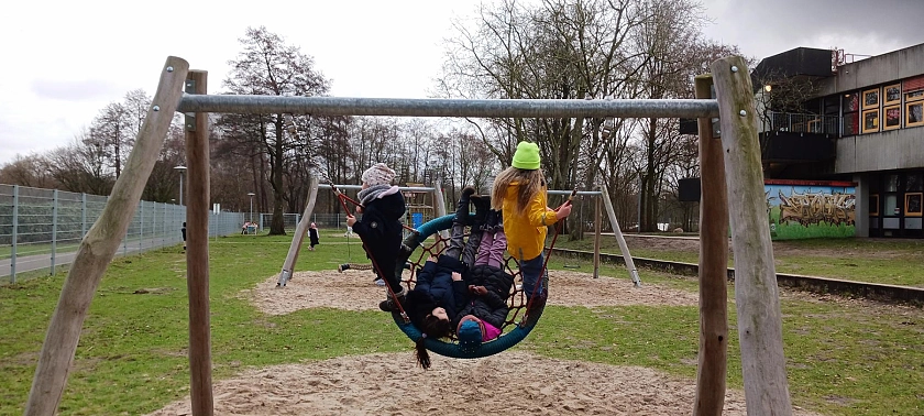 Schülerinnen auf den Schaukeln