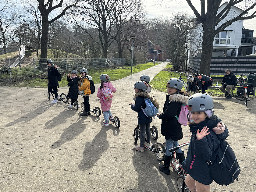 Kinder auf dem Weg zum Schwimmbad