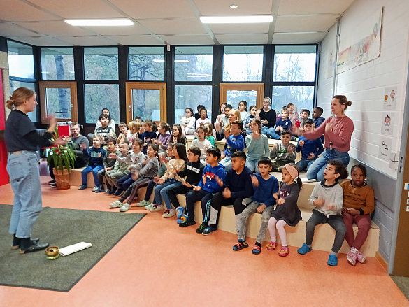 Schüler und Lehrkräfte singen gemeinsam