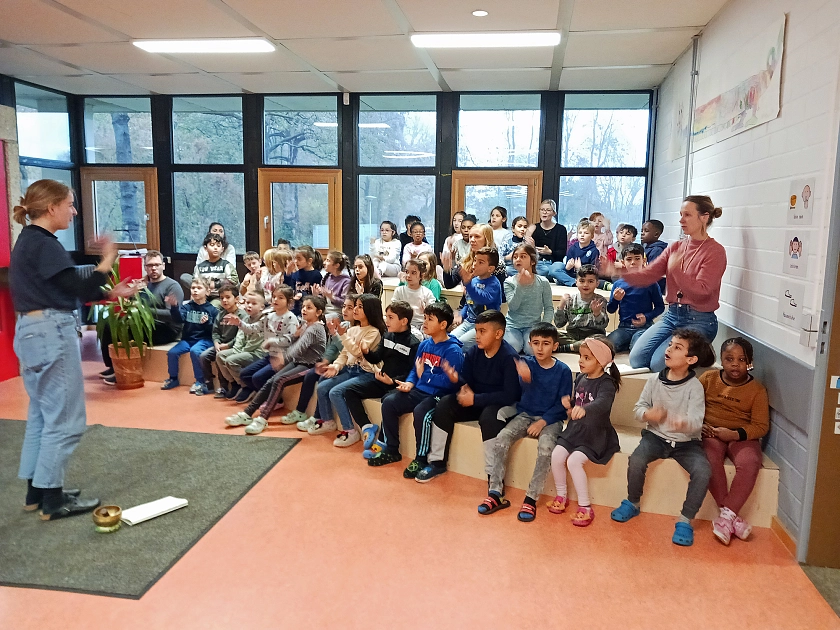 Schüler und Lehrkräfte singen gemeinsam
