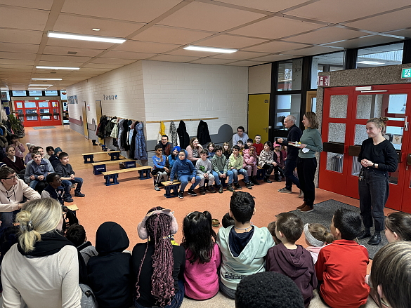 Schüler und Lehrkräfte singen gemeinsam