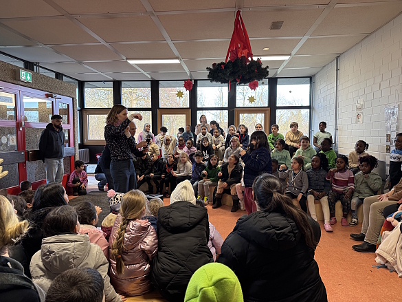 Schüler und Lehrkräfte singen gemeinsam