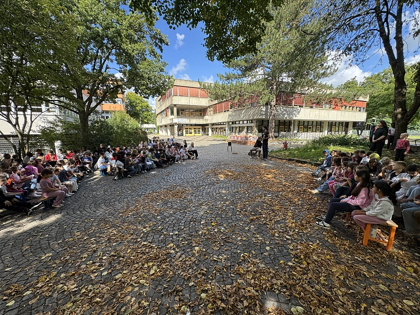 Schüler und Lehrkräfte singen gemeinsam
