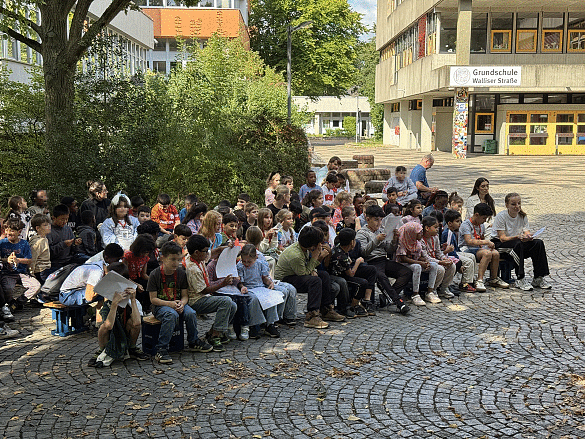 Schüler und Lehrkräfte singen gemeinsam
