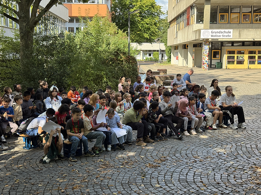Schüler und Lehrkräfte singen gemeinsam