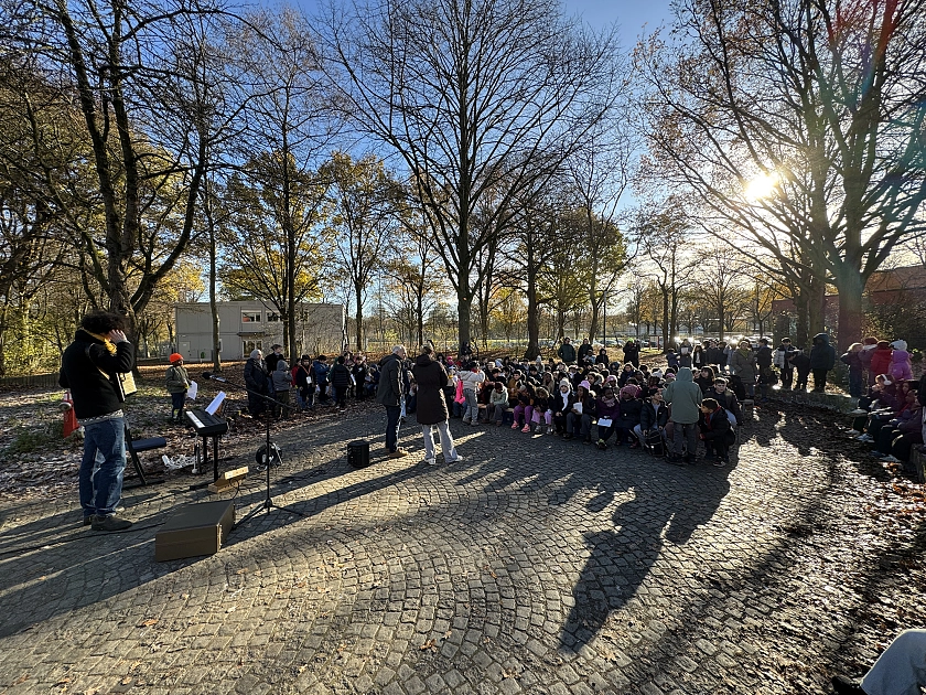 Schüler und Lehrkräfte singen gemeinsam