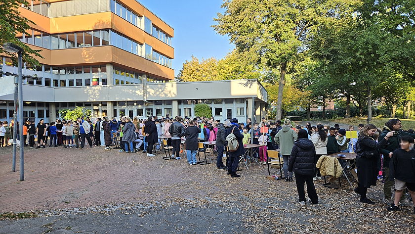 Schüler:innen stehen an der Startlinie