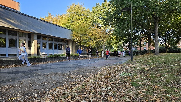 Schüler:innen laufen beim Spendenlauf