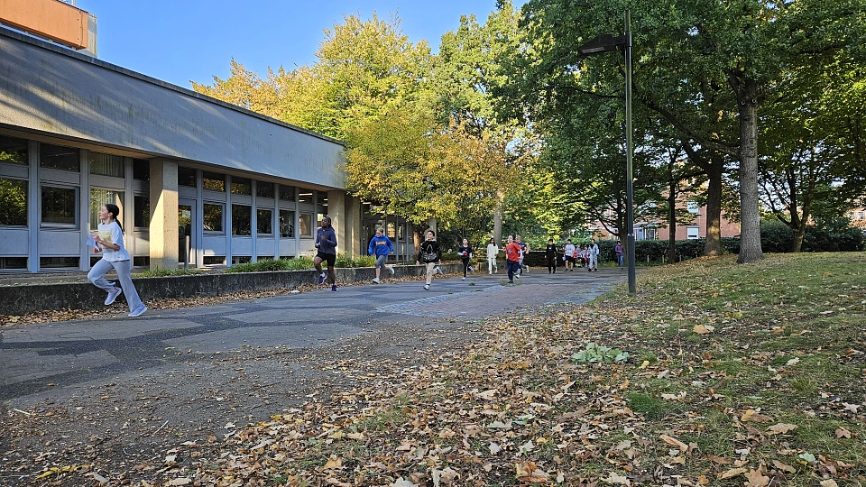 Sch&uuml;ler:innen laufen beim Spendenlauf