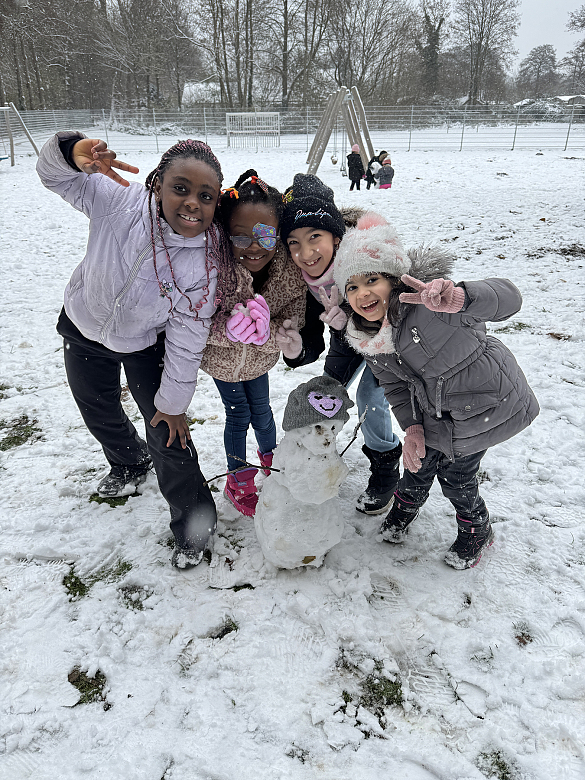 Kinder haben einen Schneemann gebaut