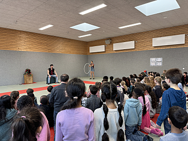 Schülerinnen und Schüler verfolgen gespannt die Show