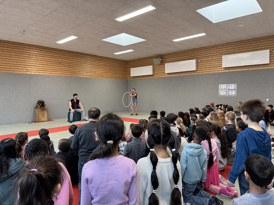 Sch&uuml;lerinnen und Sch&uuml;ler verfolgen gespannt die Show