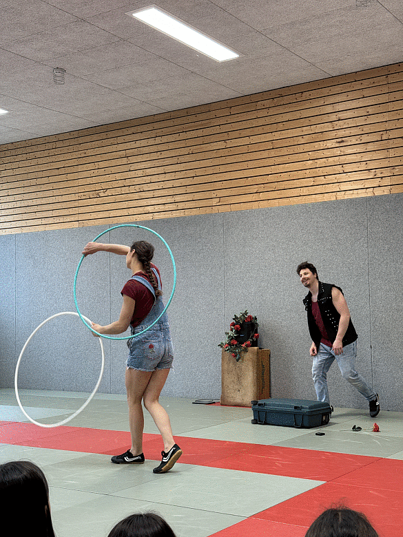 Schülerinnen und Schüler verfolgen gespannt die Show