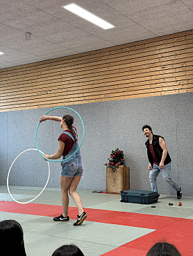 Schülerinnen und Schüler verfolgen gespannt die Show
