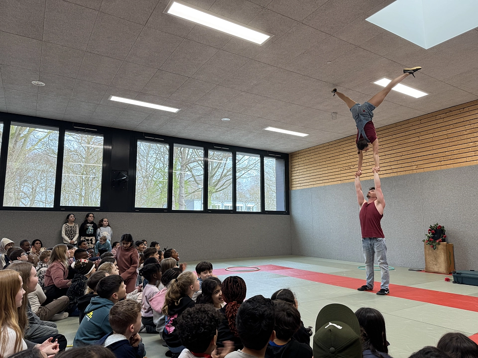 Sch&uuml;lerinnen und Sch&uuml;ler verfolgen gespannt die Show