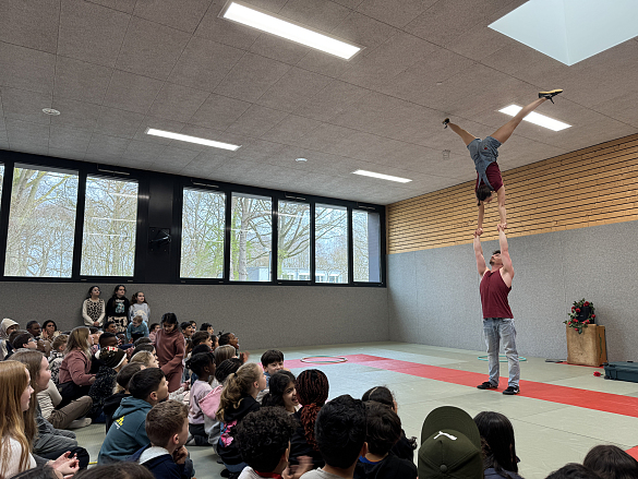 Schülerinnen und Schüler verfolgen gespannt die Show