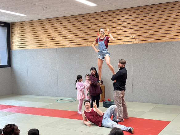 Die Schülerinnen und Schüler staunen über die Akrobatik