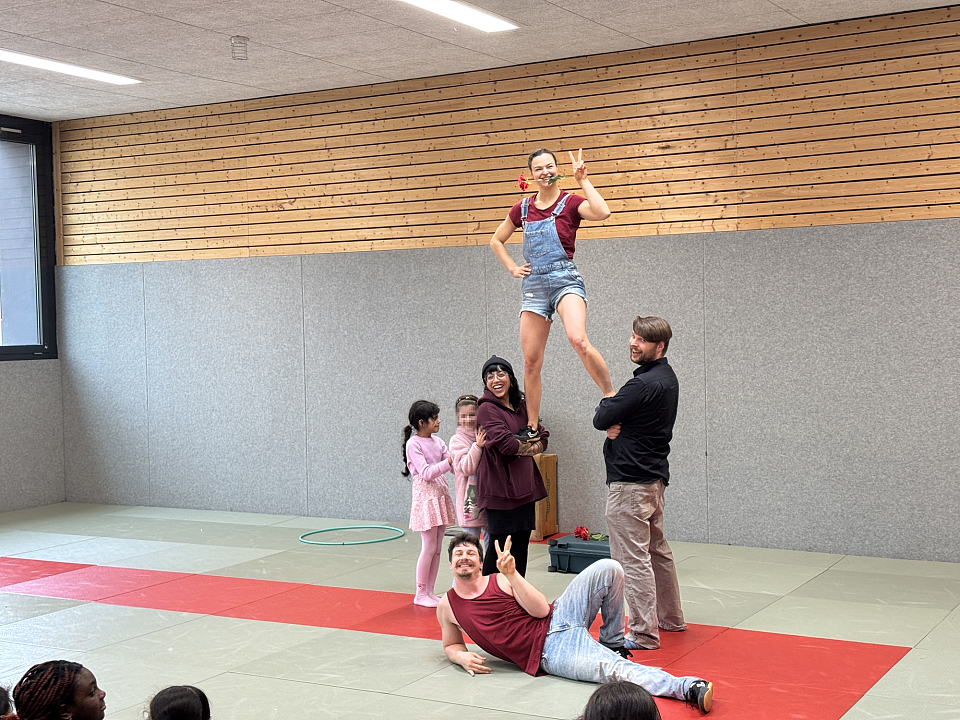 Sch&uuml;lerinnen und Sch&uuml;ler verfolgen gespannt die Show