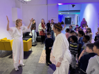 Das Theaterstück begann bereits im Flur