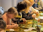 Schüler:innen malen und falten Schwäne (Origami)