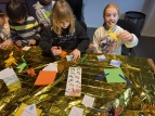 Schüler:innen malen und falten Schwäne (Origami)