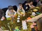 Schüler:innen malen und falten Schwäne (Origami)