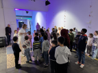 Die Darstellerinnen interagieren mit den Kindern