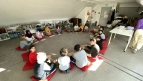 Kinder sitzen im Sitzkreis