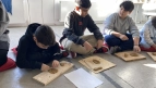 Kinder arbeiten mit Ton